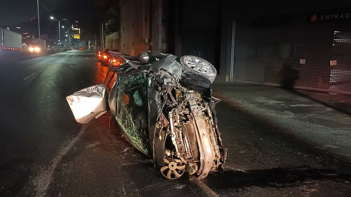 El auto compacto se impactó contra el muro de contención y a su vez fue proyectado. | Israel Santacruz