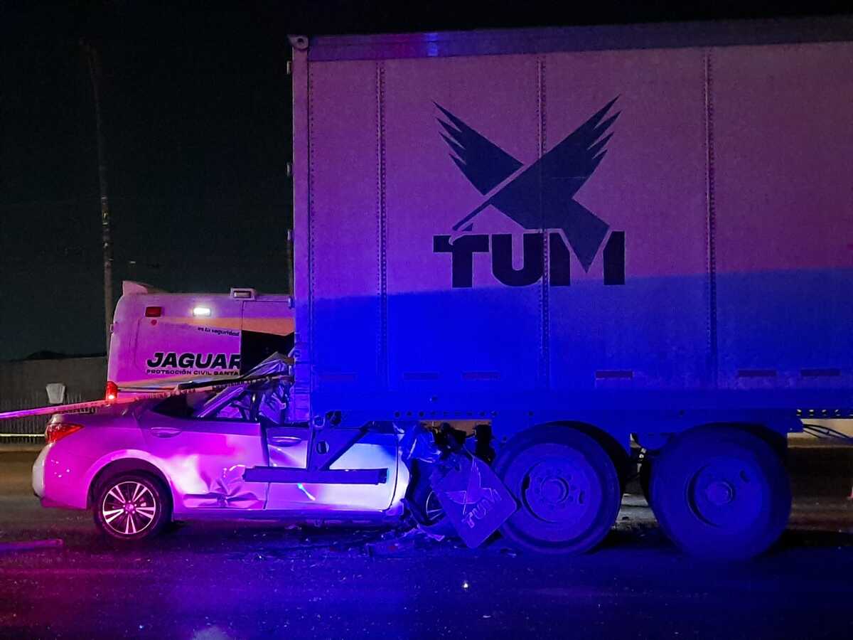 El accidente ocurrió cuando el tráiler esperaba el cambio de luz roja a verde en el semáforo ubicado sobre la Carretera a Saltillo. | Israel Santacruz