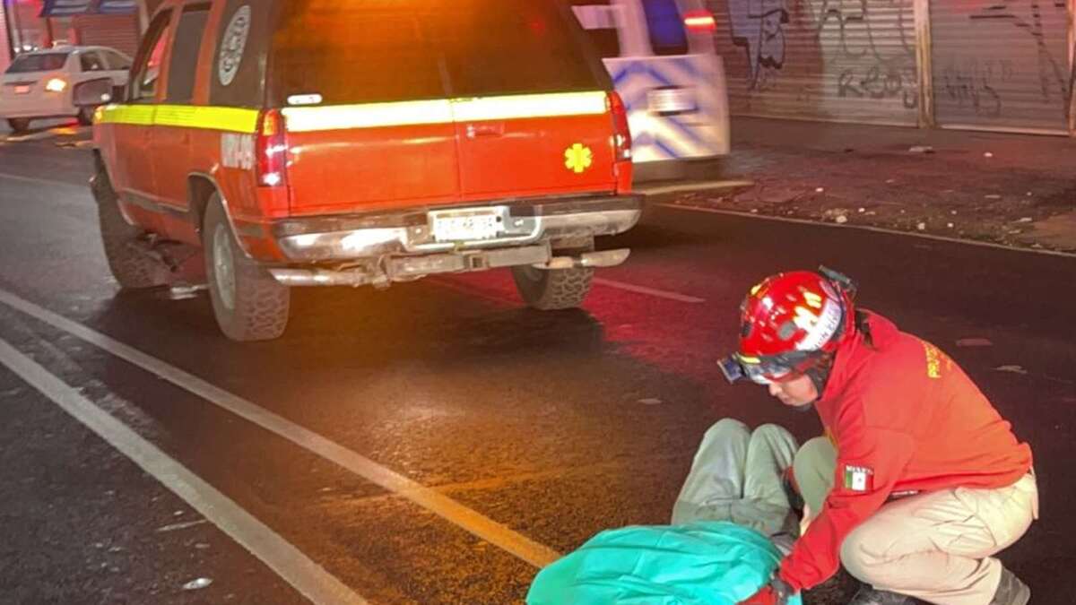 Hombre es atropellado al intentar cruzar la avenida Gonzalitos. | Especial