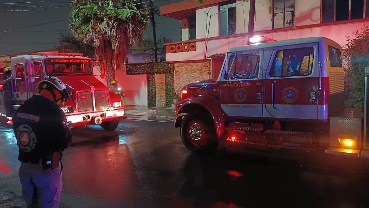 Se incendian dos casas durante la madrugada en Monterrey. | Israel Santacruz