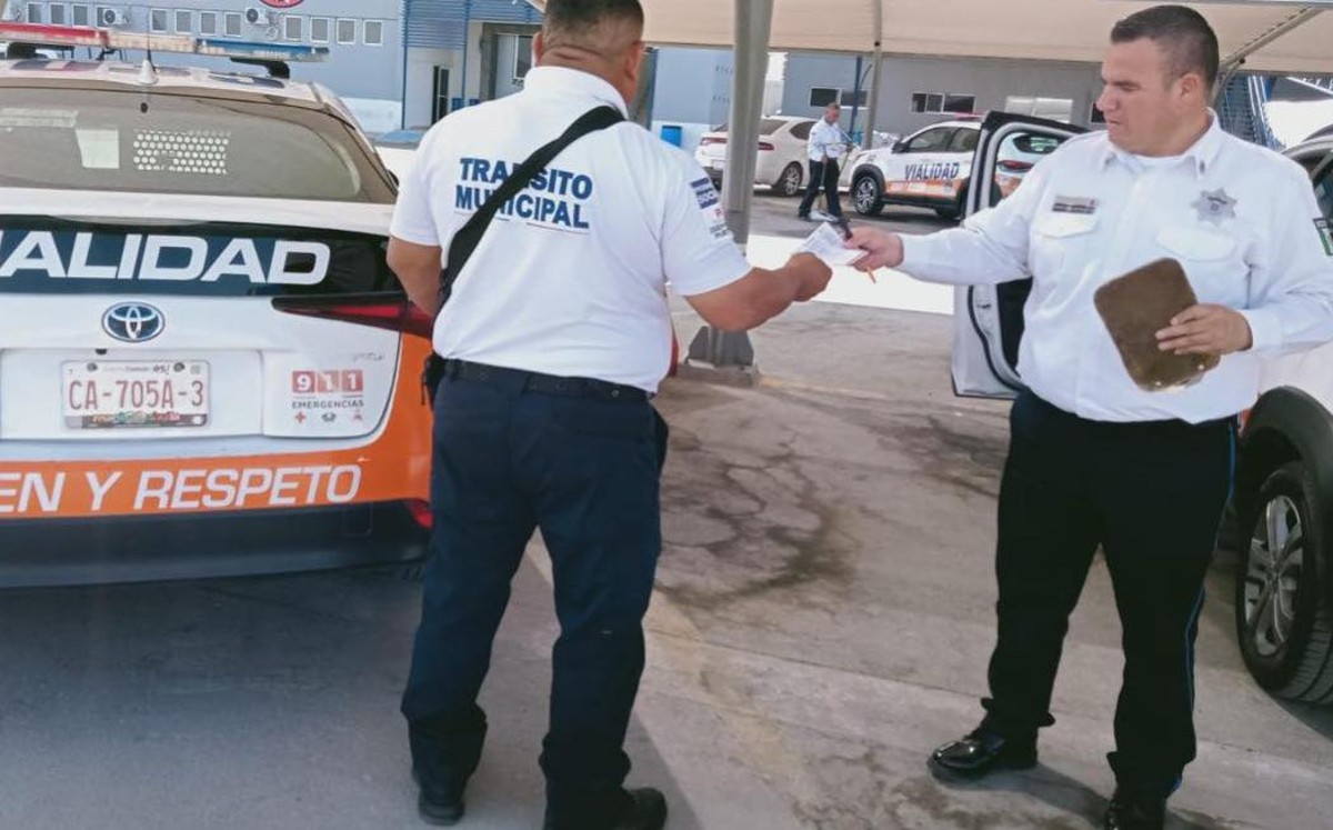 Infraccionan a tránsito en Torreón por estacionarse en cajón azul