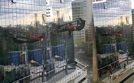 El hombre se encontraba a varios metros de altura en un andamio cuando vino una fuerte ráfaga de viento.