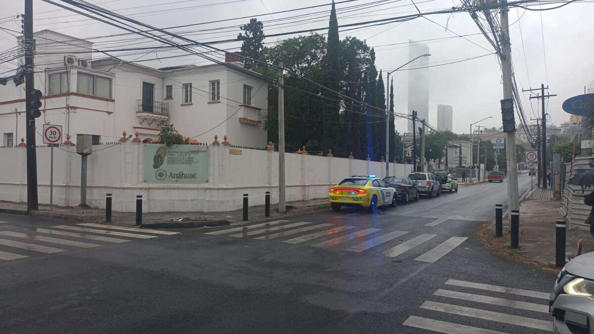 Semáforo descompuesto provoca choque en la colonia Obispado. | Fabricio Gallegos