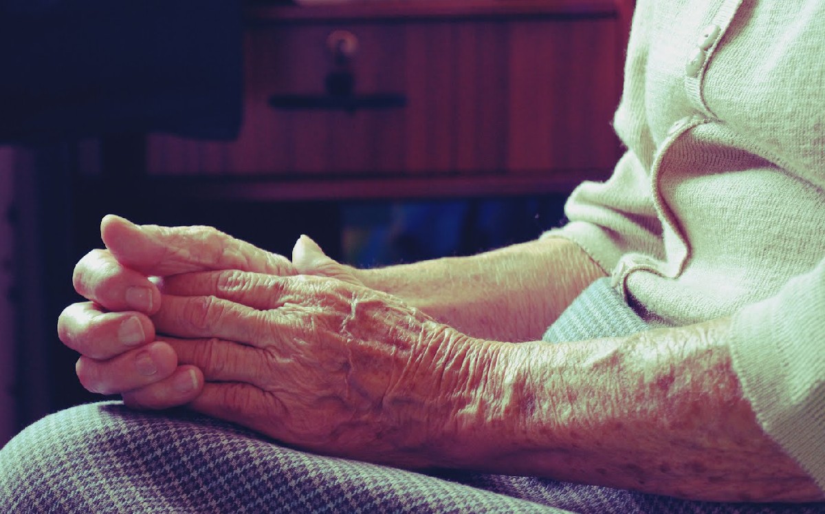 Joven llora al leer nota que le dejó su abuela antes de morir