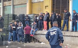 Los hechos se registraron poco después de las 13:00 horas en una bodega de frutas y verduras.