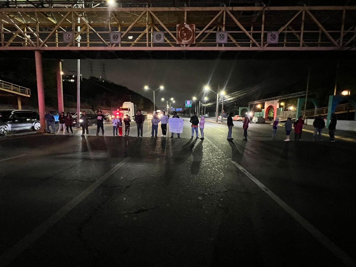 Vecinos bloquearon avenida Garza Sada por falta de energía eléctrica / Mayte Villasana
