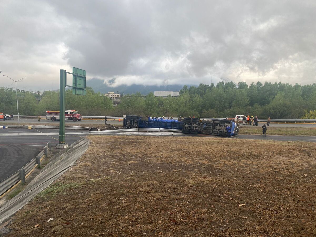 Volcadura de pipa deja un muerto en Monterrey / Miranda Arias