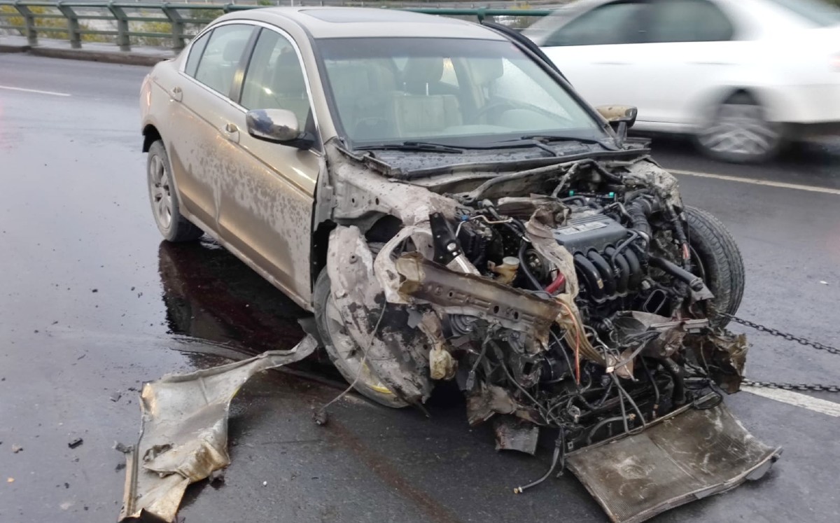 Automovilista se impacta contra barandal de contención en Guadalupe. | Agustín Martínez