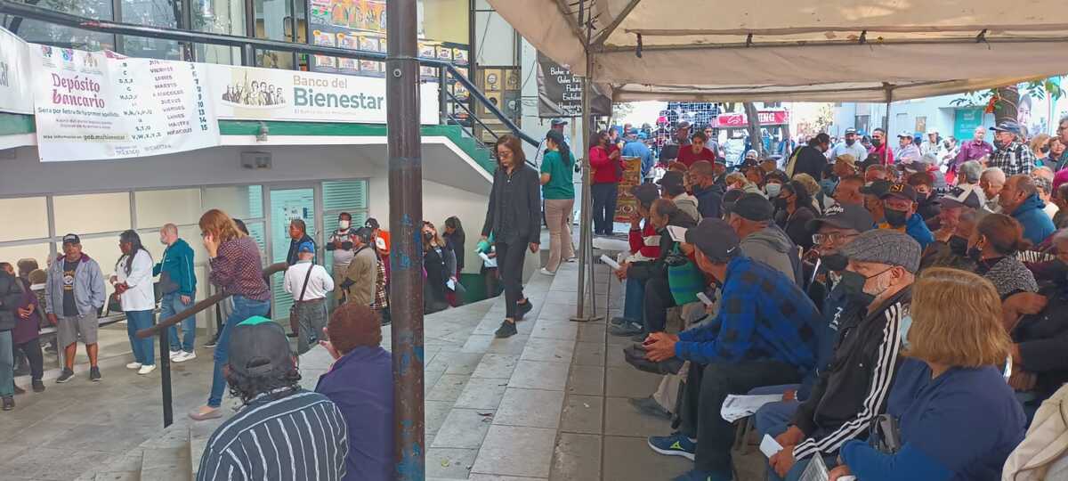 Cuentahabientes llegaron a la sucursal desde las 6:00 horas para ser atendidos. | Erik Solheim Rocha