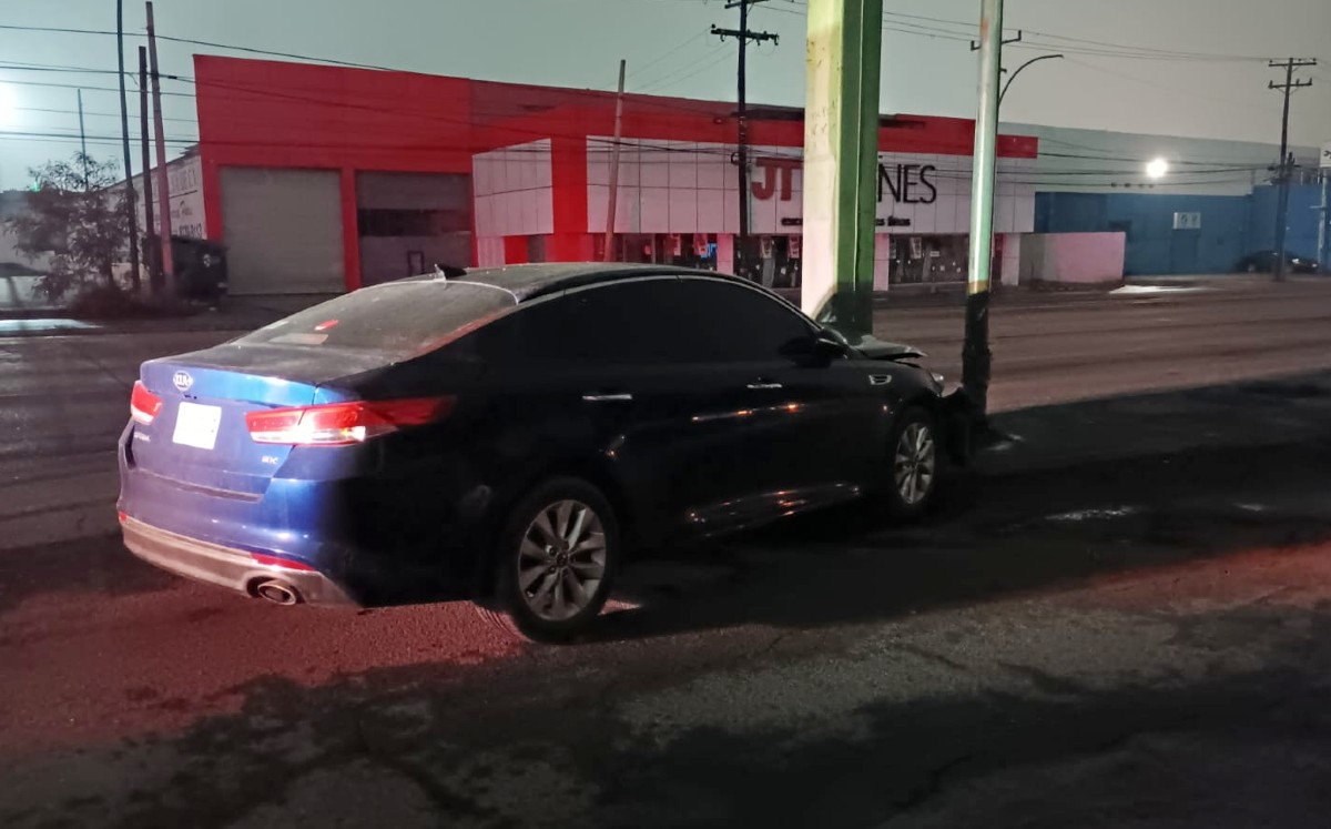 Hombre en estado de ebriedad choca contra señalamiento en avenida Ruiz Cortines. | Israel Santacruz