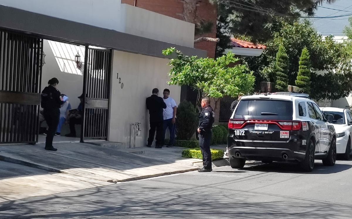 Hombres armados roban camioneta de residencia en San Pedro. | Agustín Martínez