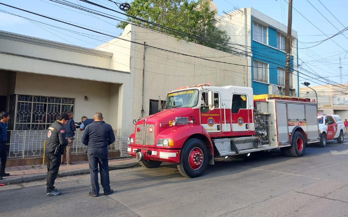 Incendio en casa abandonada provoca movilización en Monterrey. | Agustín Martínez