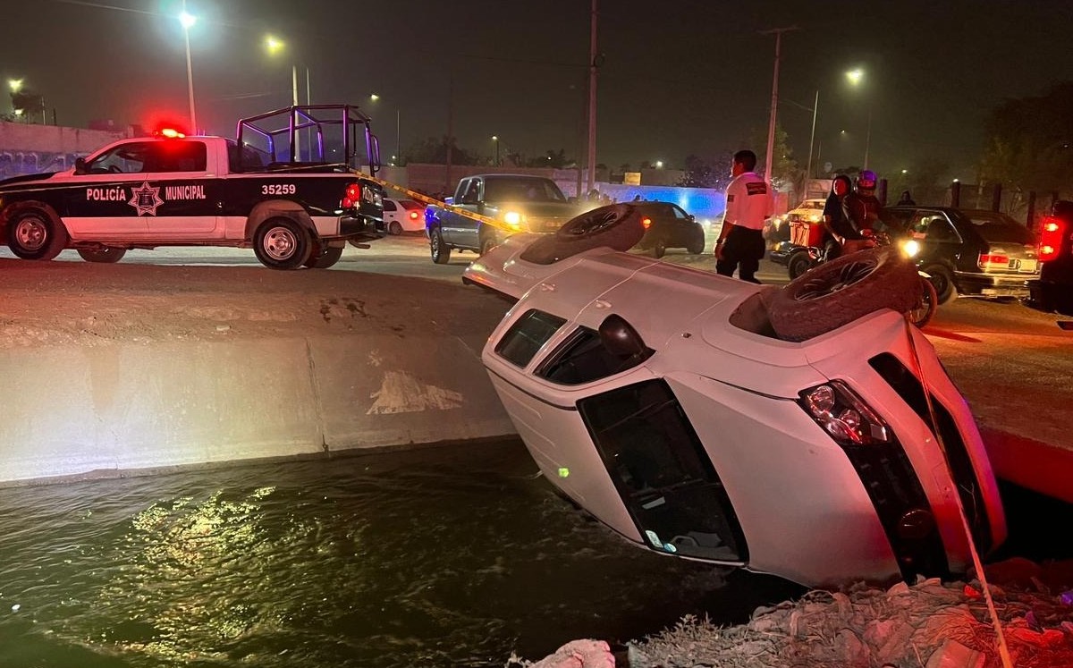 Cae camioneta con niños a canal de riego en ejido La Paz