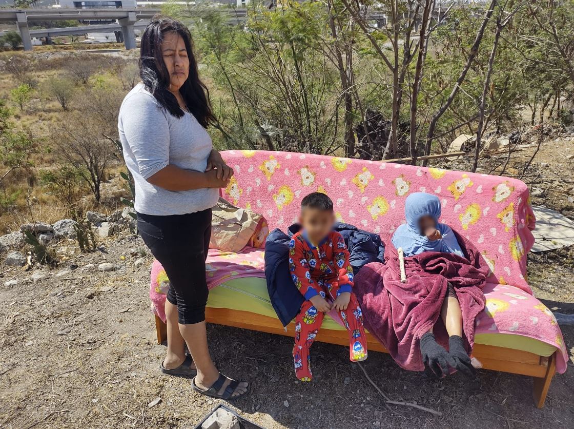 La señora Verónica Ponce Martínez junto a dos de sus hijos, entre ellos, la pequeña Fernanda Paola. | Fabricio Gallegos