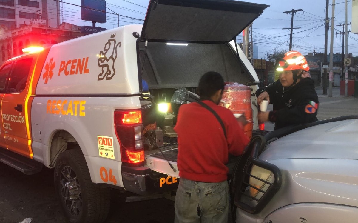 Protección Civil de NL reparte cobertores y bebidas calientes por bajas temperaturas. | Cortesía