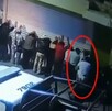 El video se muestra a los policías cometiendo abusos contra hombres y mujeres. El video se muestra a los policías cometiendo abusos contra hombres y mujeres.