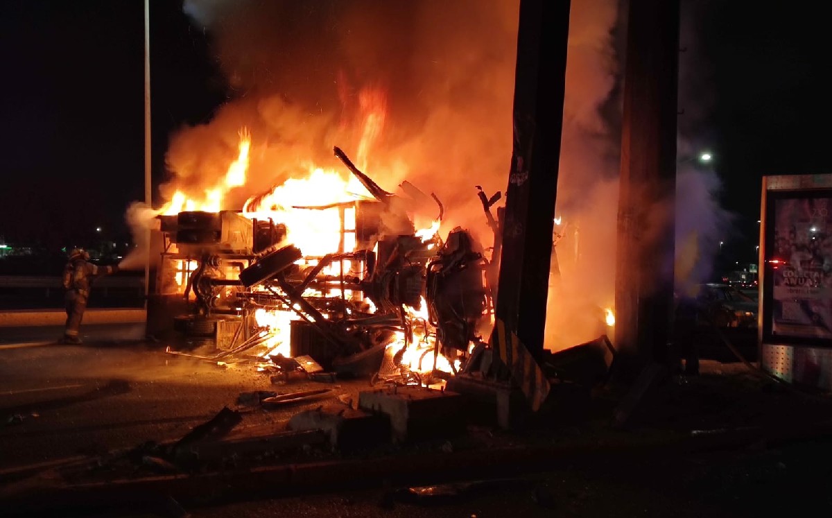 Camión urbano se incendia tras chocar contra auto en Morones Prieto. | Agustín Martínez