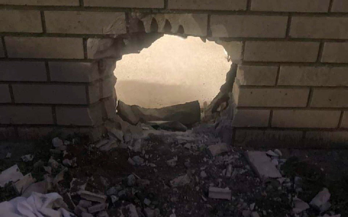 El hueco en la pared que usaron dos presos para fugarse de una cárcel en Newport News, Virginia / AP