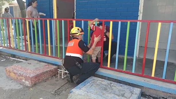 El menor siendo auxiliado por un rescatista de Protección Civil. | Cortesía