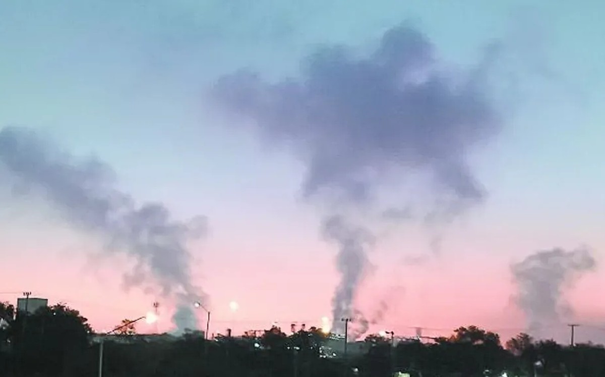 Refinería de Cadereyta emite triple fumarola durante la madrugada. | Especial