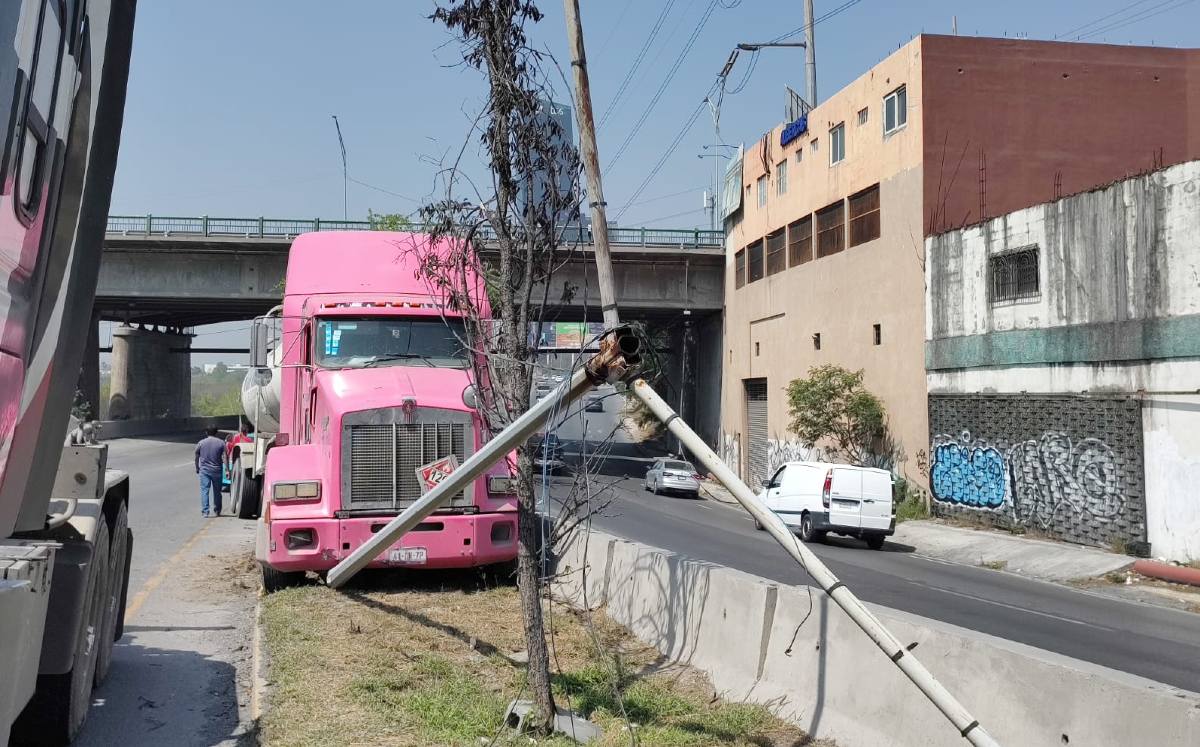 Tráiler choca contra muro en el bulevar Antonio L. Rodríguez. | Agustín Martínez