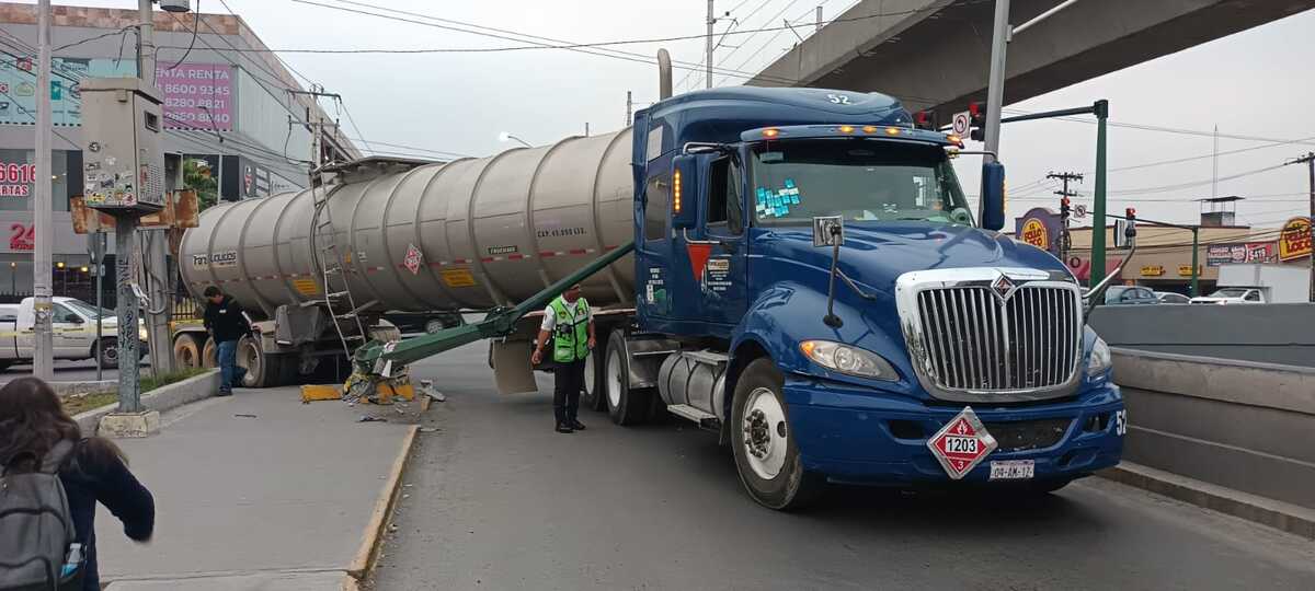 El vehículo pesado obstruyó la avenida Benito Juárez. | Erik Solheim Rocha