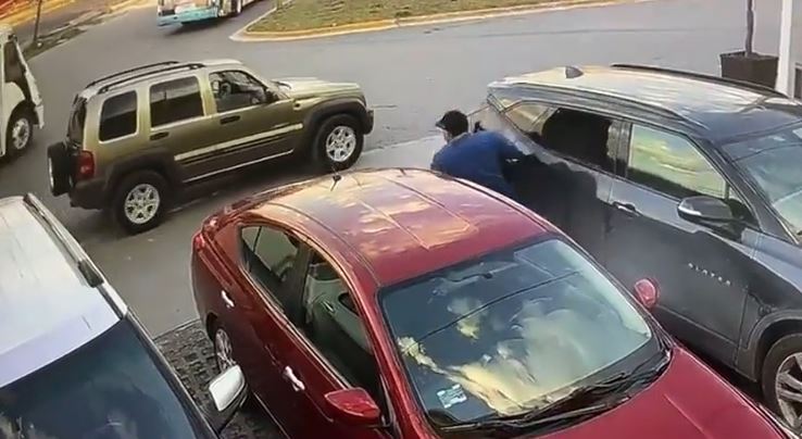 Un hombre fue captado robando un par de vehículos rompiendo los cristales traseros. | Cortesía