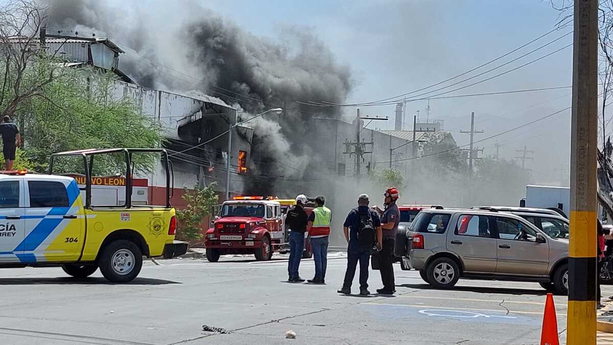 Personal de Protección Civil de Monterrey, de Nuevo León y Bomberos de San Nicolás atendieron el siniestro. | Leyda Estrada