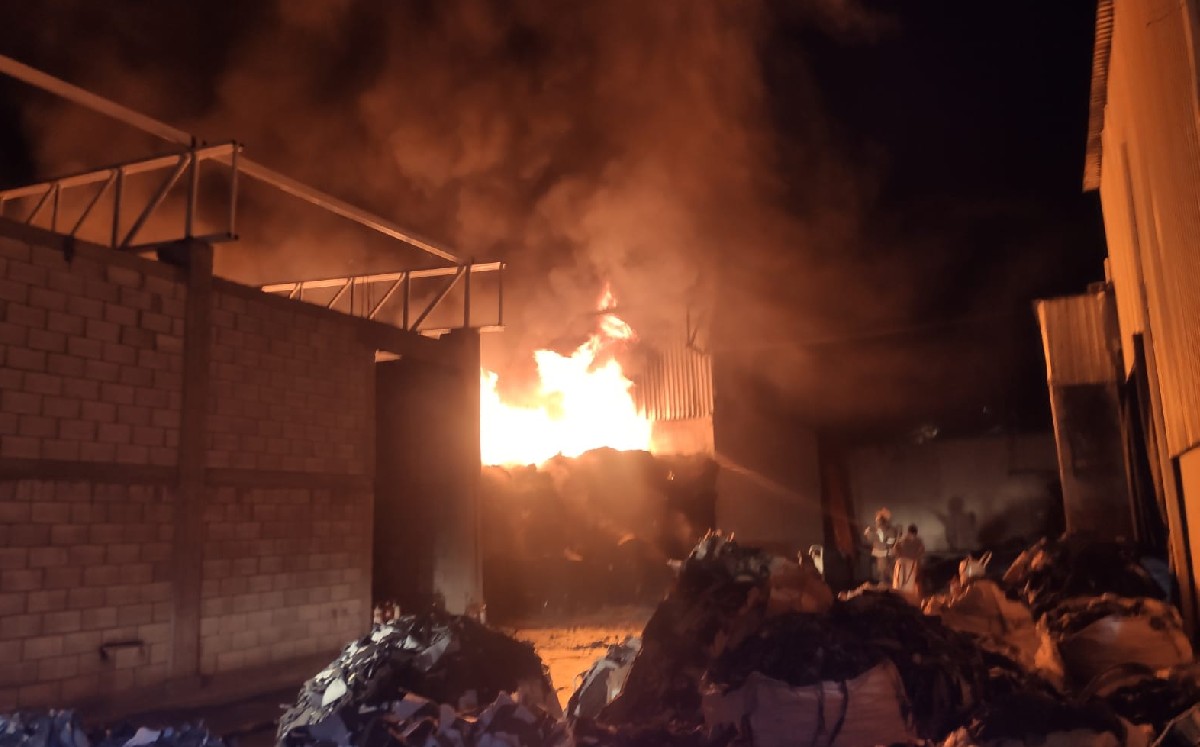 Incendio en bodega de fábrica de colonia Eduardo Guerra