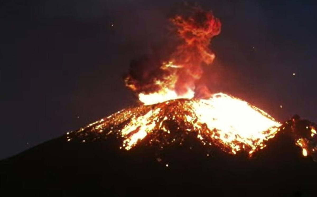 Explosión del volcán Popocatépetl del sábado 25 de marzo / Twitter Webcams de México