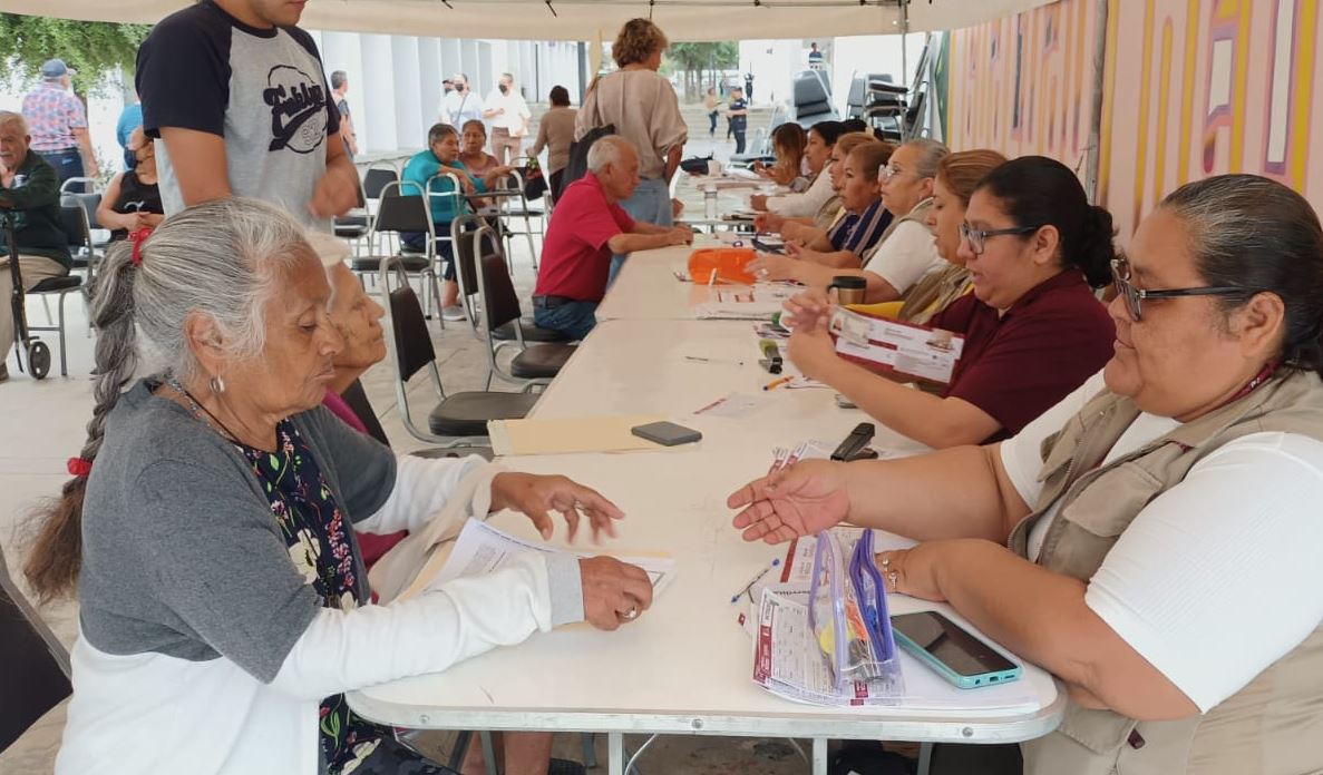 Decenas de adultos mayores acudieron a realizar el trámite. | Erik Solheim Rocha