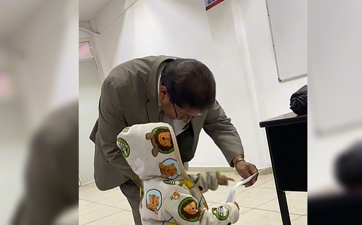 Maestro se viraliza en redes por revisarle dibujos a bebé de su alumna mientras da clases | Especial