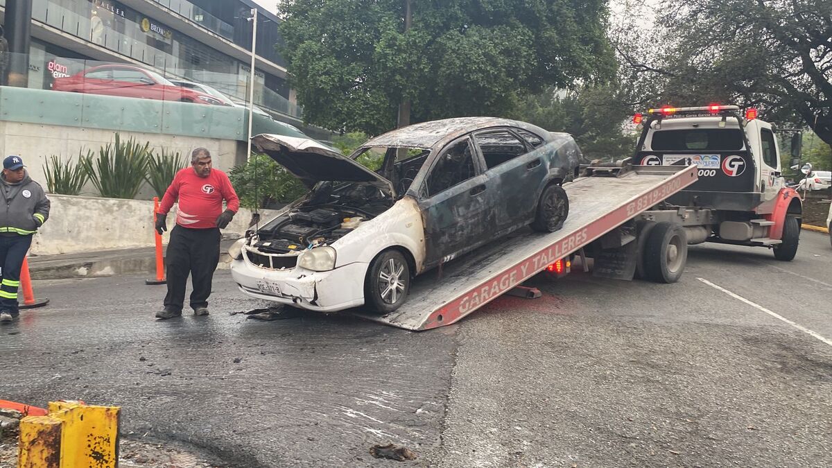 Así terminó el auto tras encenderse en llamas. / Especial