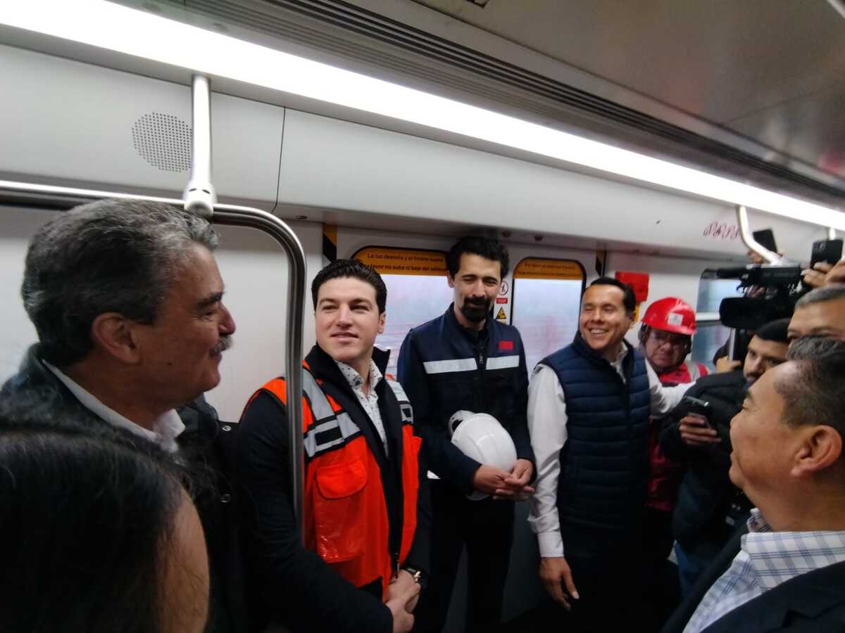 El gobernador de Nuevo León junto con su equipo del área de movilidad dentro de uno de los vagones del Metro. | Leonel Rocha