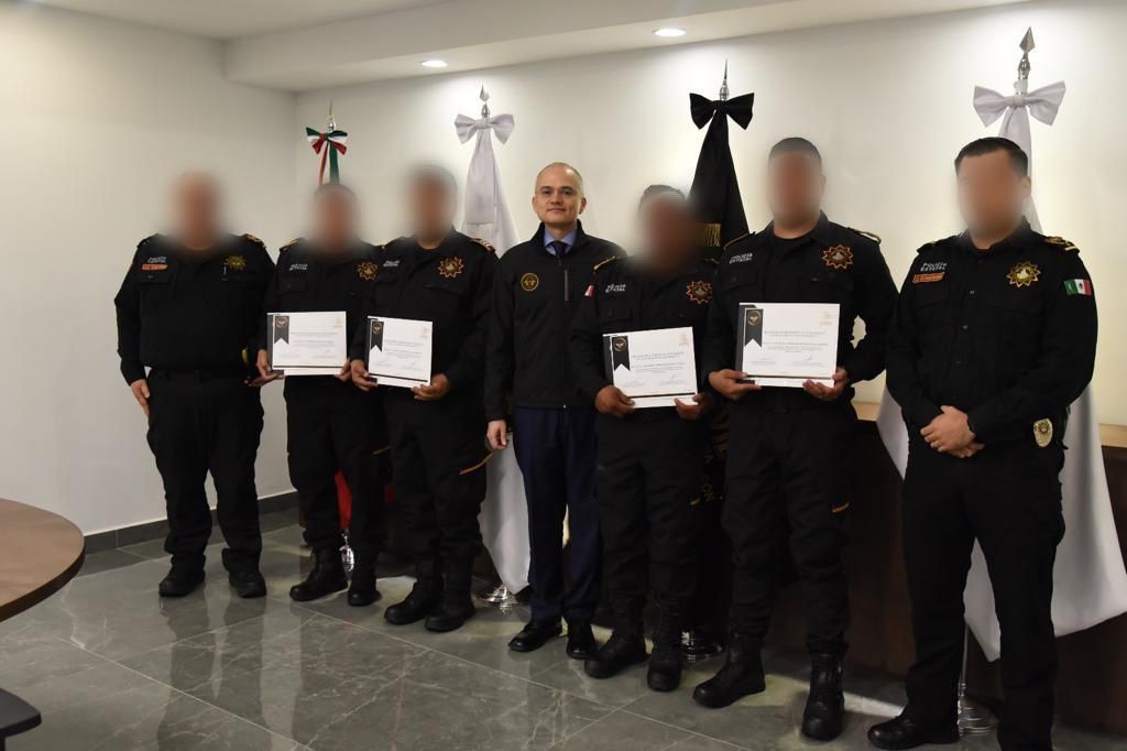 Reconocen a policías que salvaron a joven en Monterrey / Especial