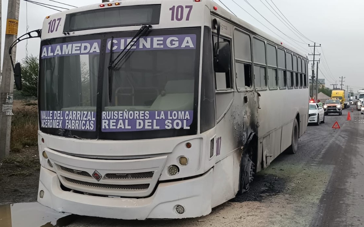 Camión de la ruta 51 Alameda-Ciénega se incendia en la carretera a Nuevo Laredo. | Erik Rocha