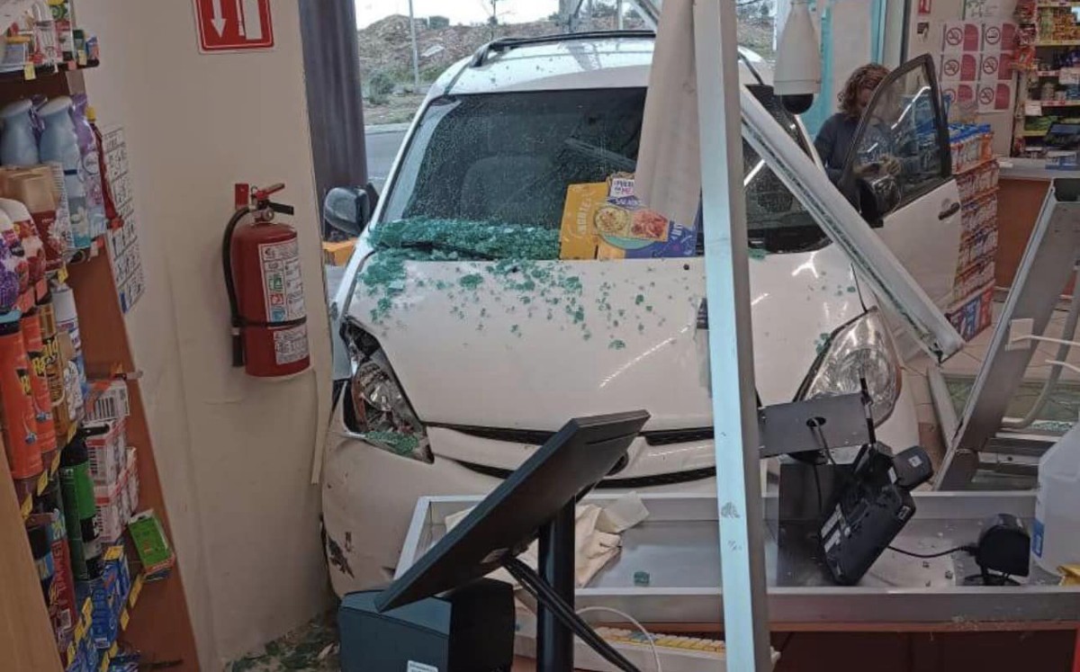Conductora de camioneta confunde pedal y se mete a farmacia en Juárez. | Especial