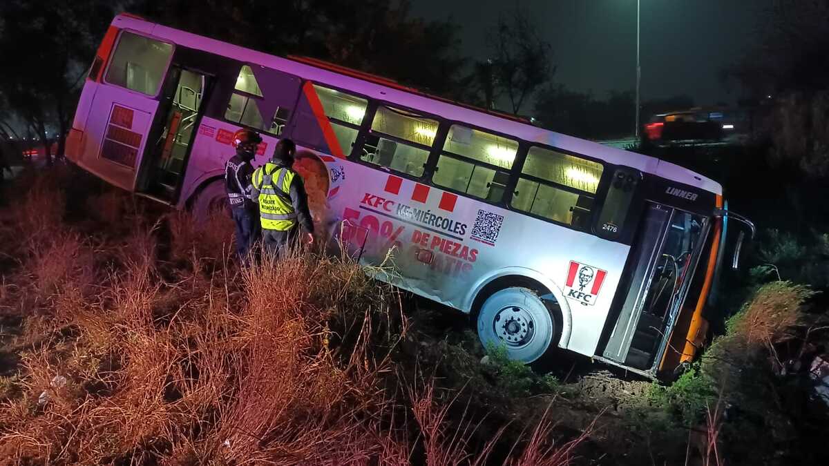 Ruta urbana 38 Valle de Lincoln cayó en un vado. | Israel Santacruz