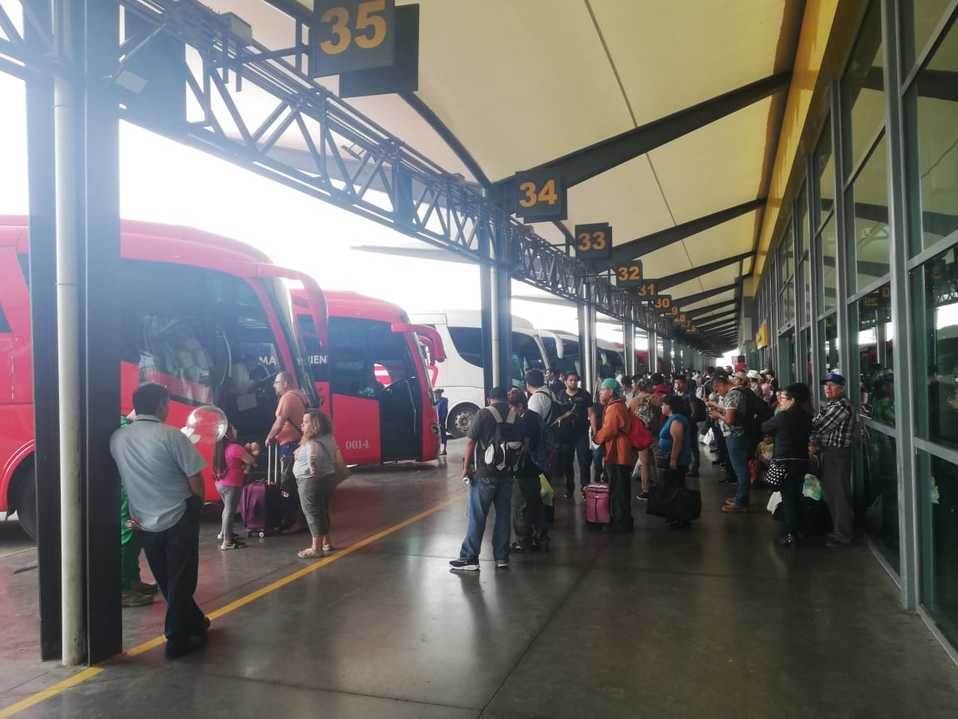 La central camionera experimenta el viernes un incremento de pasajeros. | Archivo