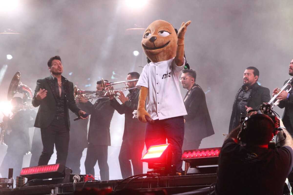 La Banda MS contó con un invitado en el escenario. / Jorge López