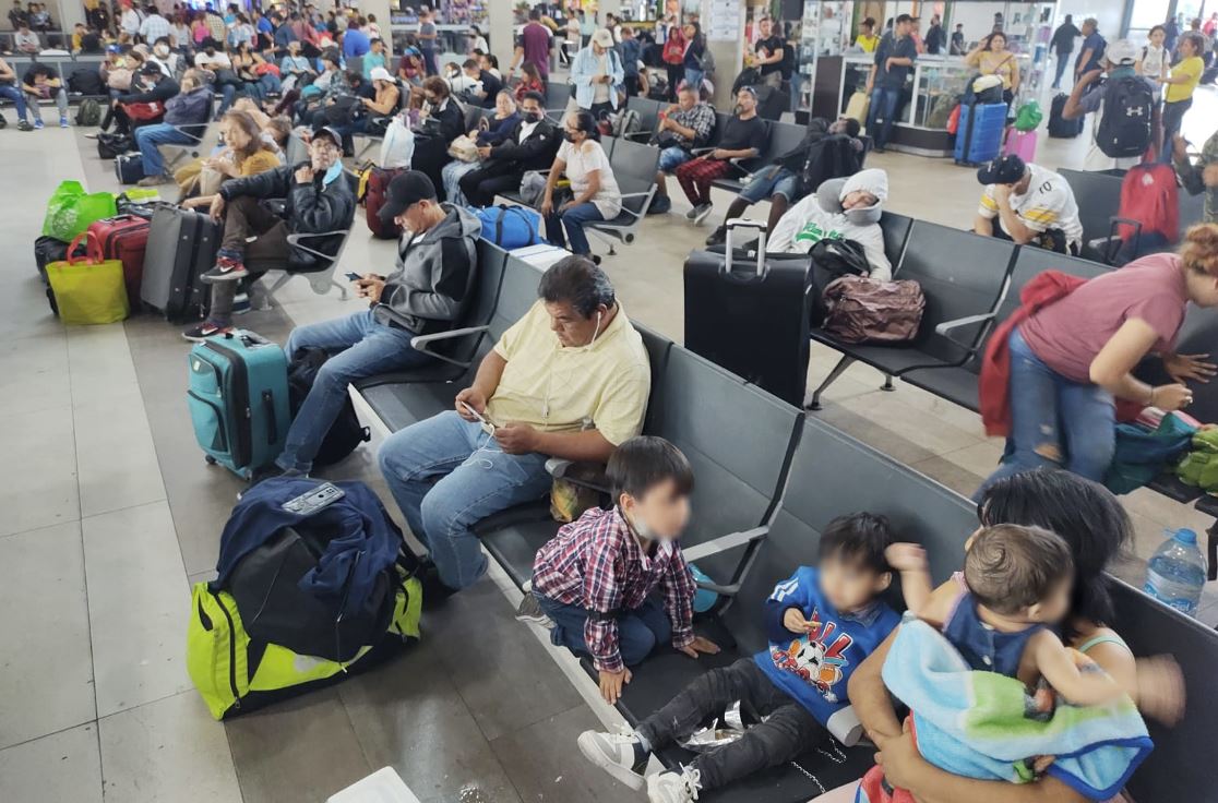 Usuarios señalaron que quieren aprovechar el receso vacacional para poder visitar a familiares en otros estados. | Fabricio Gallegos