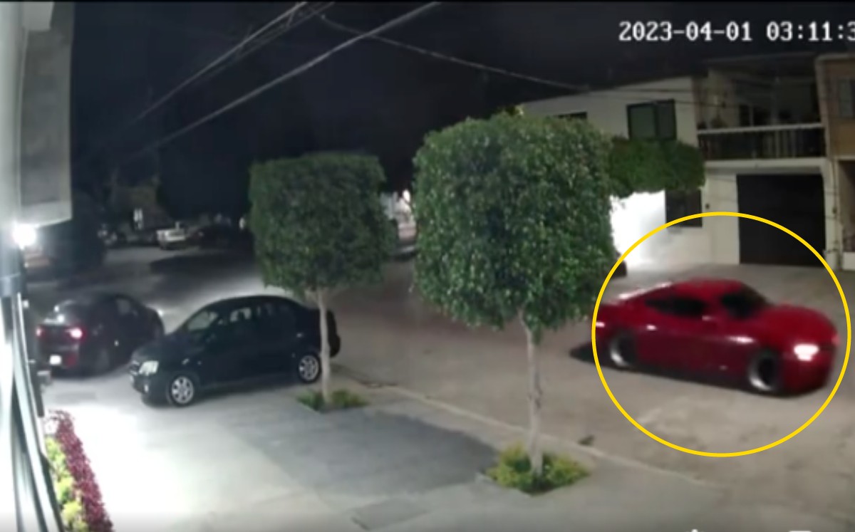 Auto de lujo impacta a coche y huye en Torreón