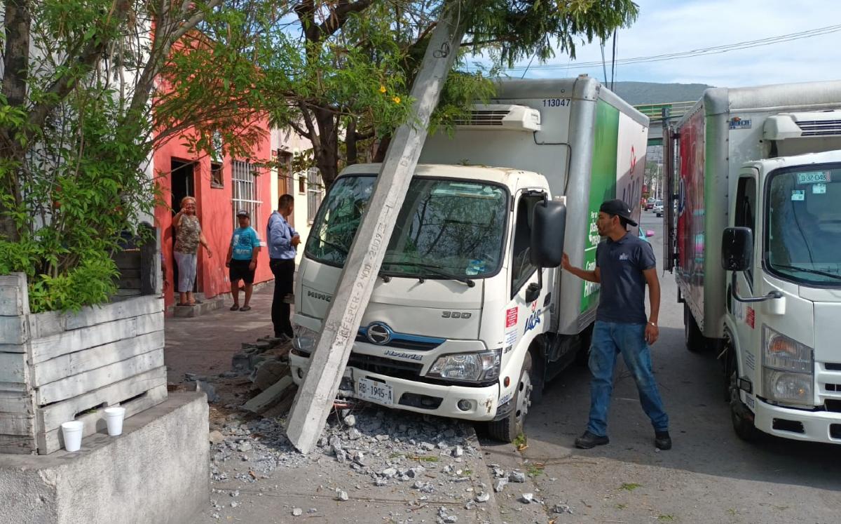 Repartidor se detiene a comer tacos y su camioneta avanza sola hasta chocar en Monterrey. | Fabricio Gallegos
