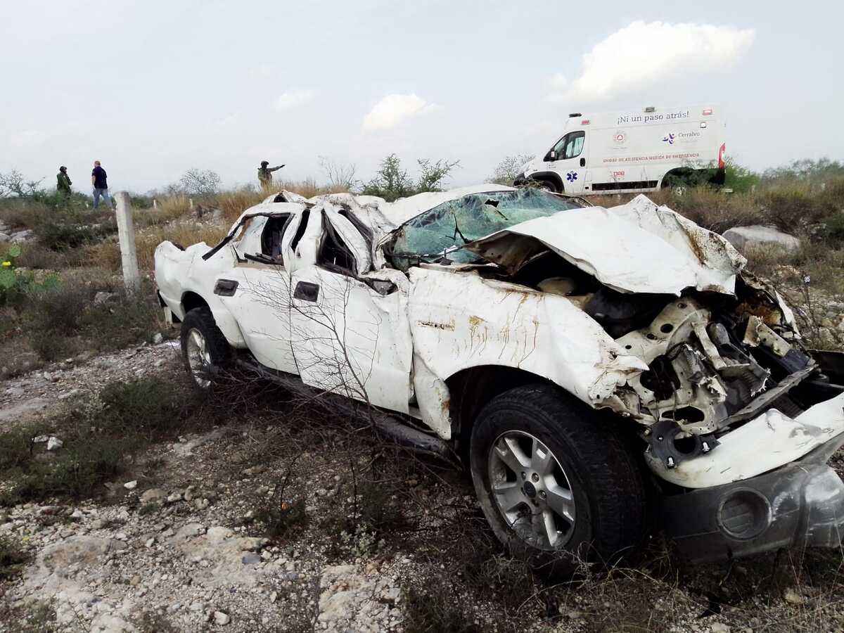 Volcadura de camioneta en la carretera Miguel Alemán / Especial