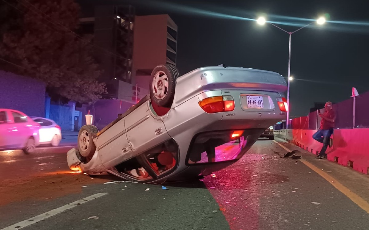 Jóvenes resultan lesionados tras volcar su auto en la Carretera Nacional. | Israel Santacruz
