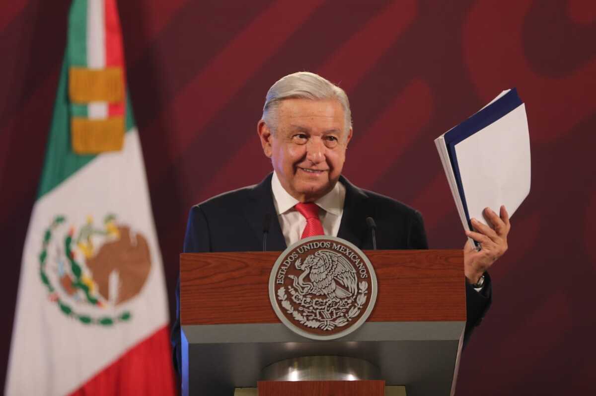 López Obrador con una copia de su tesis de licenciatura. | Javier Ríos