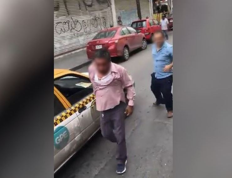 Los protagonistas de la historia bajaron de sus respectivos vehículos para enfrentarse a golpes. | Cortesía