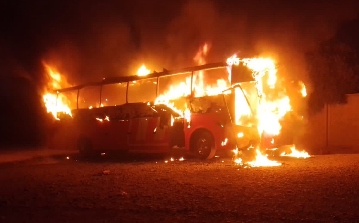 Camión de pasajeros se incendia en Central de Autobuses de Torreón