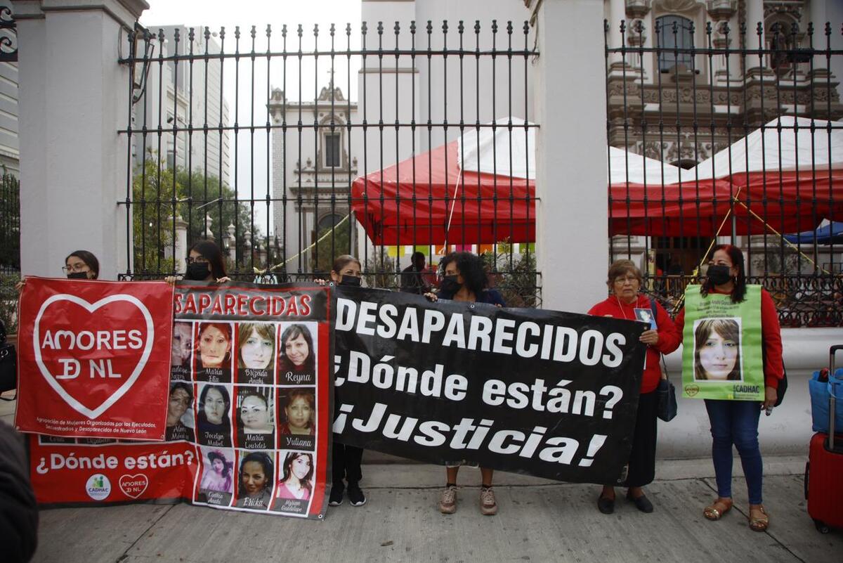 El colectivo se manifestó a las afueras de la Catedral de Monterrey. | Jorge López