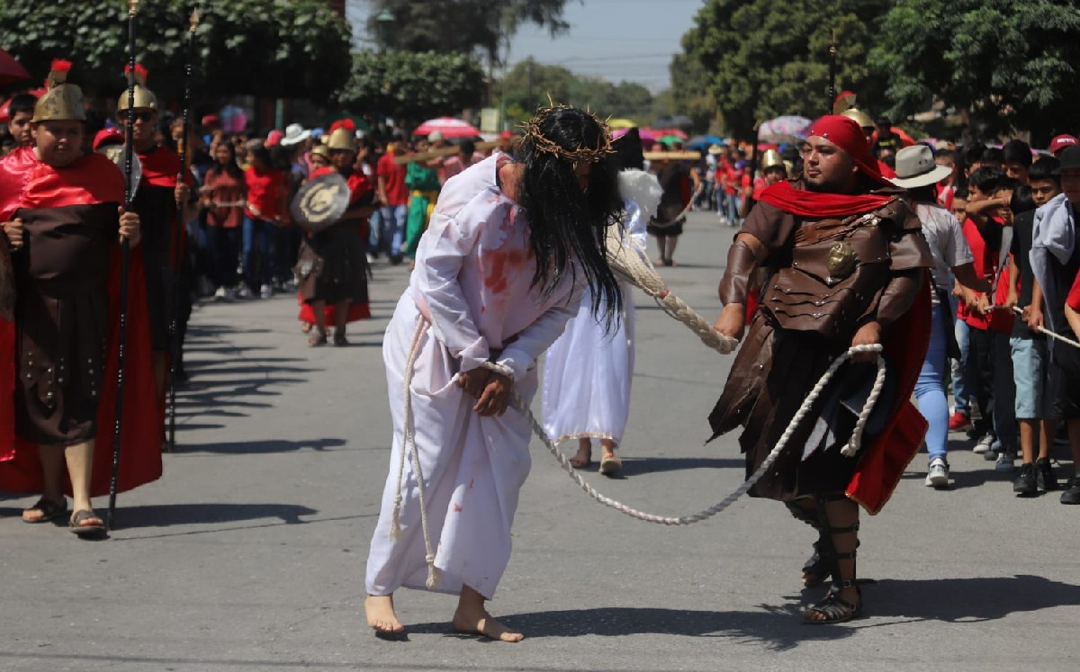 Realizan Viacrucis en Catedral de Santa María de Guadalupe en Gómez Palacio
